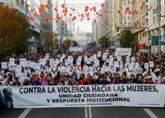 西班牙40个城市大游行 反对针对女性使用暴力