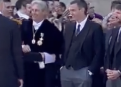 西班牙首相两手插兜迎接国王 被怒骂“无耻之徒”