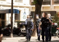 法国巴黎一商店发生抢劫案 三名持械男子抢走数百万欧元珠宝